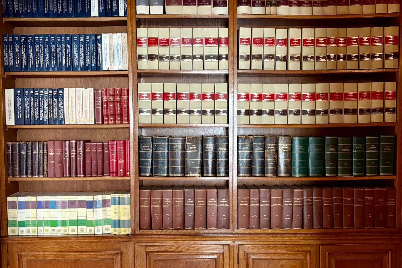 Detall de les prestatgeries amb col·leccions de repertoris juridics