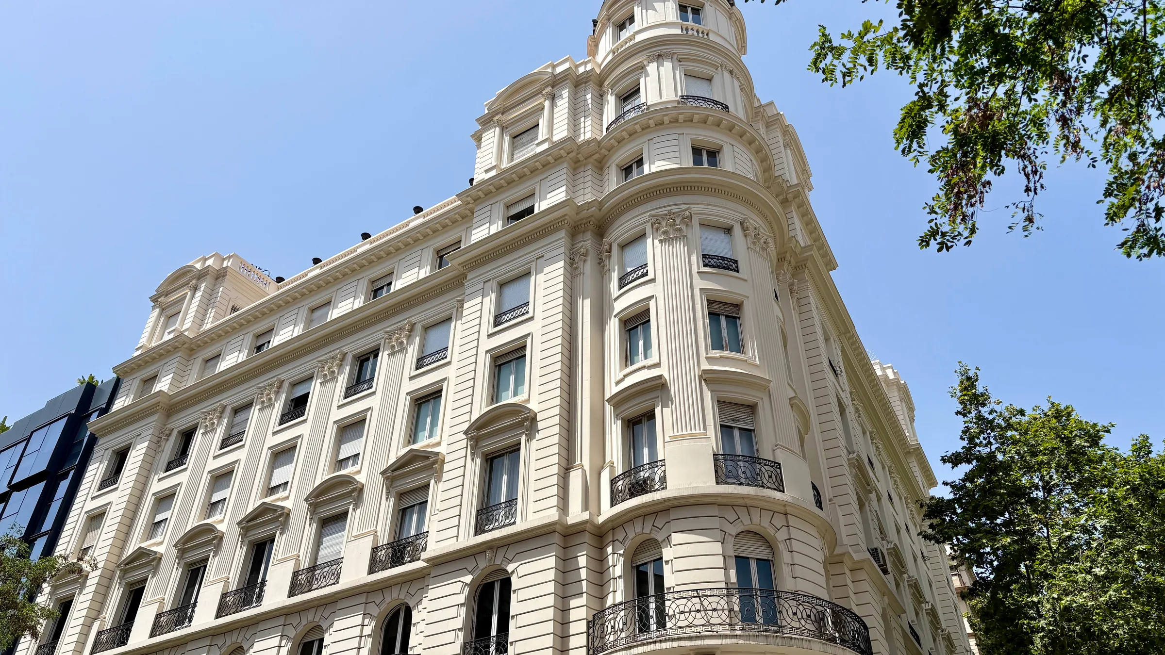 Façana modernista de l'edifici del despatx, a la cantonada de Travessera de Gràcia